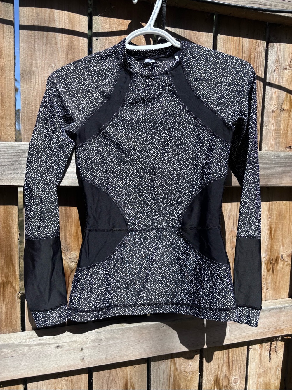 Lululemon Suns Out Rash Guard Long Sleeve sz 4 Black White / Black